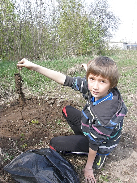 Школьники в лесу. Школьники в лесу фулл. Мальчик школьник в лесу. Школьник один в лесу.